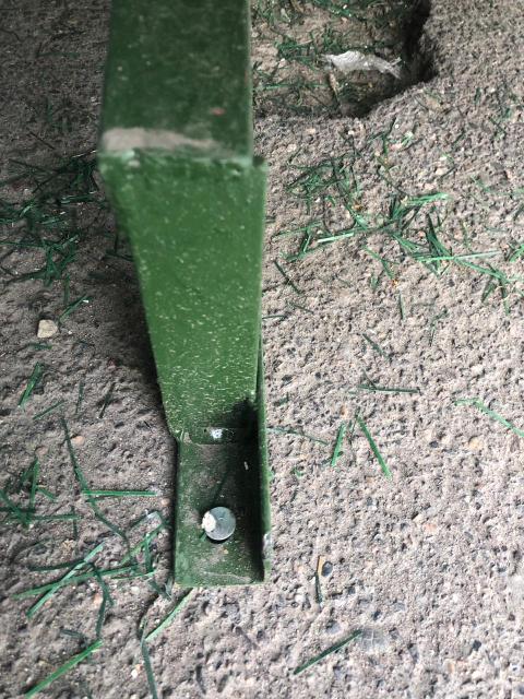 Шатырда мастурбация жасайды және зәр шығарады