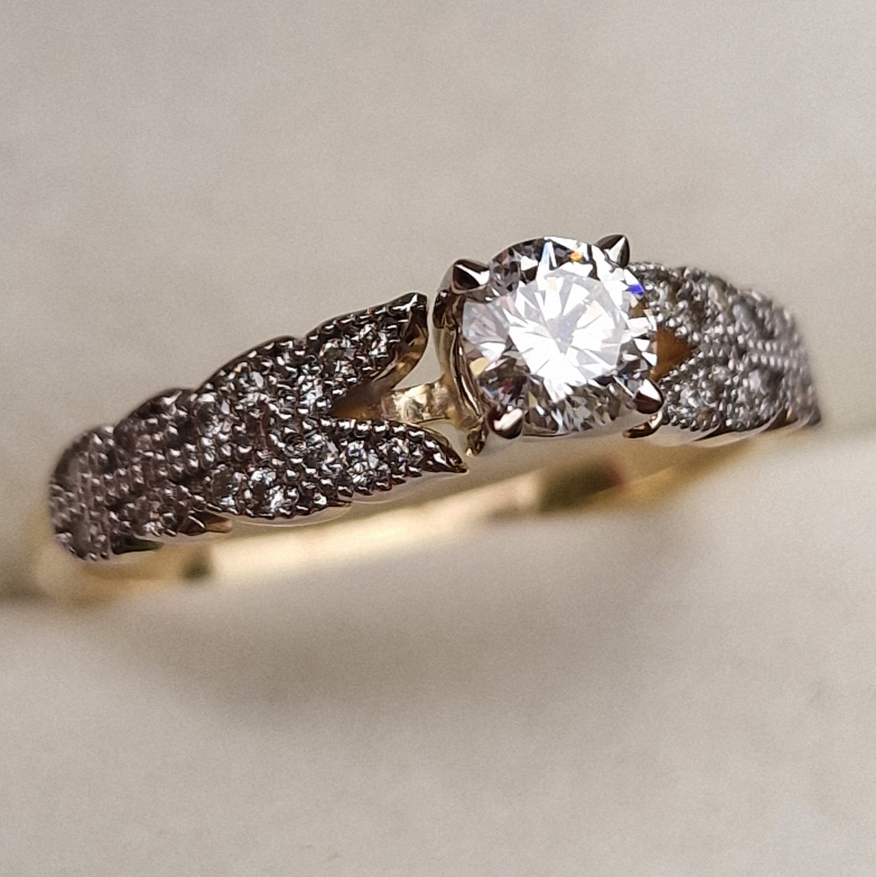 Сертификат IGI 0.44Ct VVS2/G, EX-Cut Золотое кольцо с бриллиантом