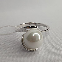 Кольцо из серебра с жемчугом имитированным Красная Пресня 2362191Д покрыто родием