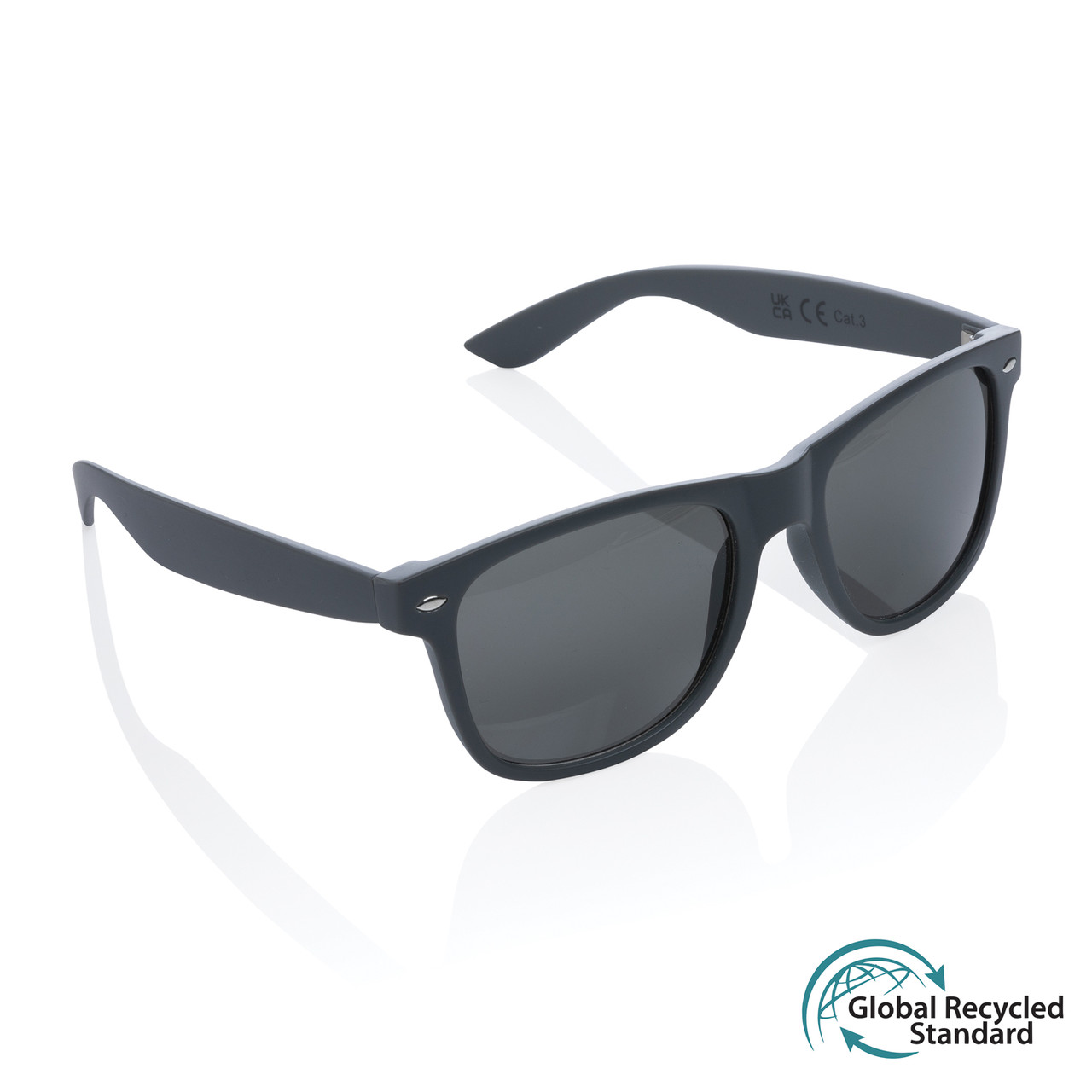 Солнцезащитные очки из переработанного пластика (сертификат GRS), темно-серый; , Длина 14,4 см., ширина 4,8