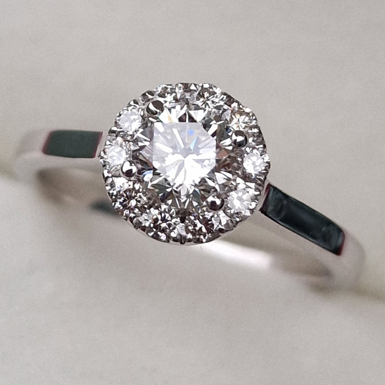 Сертификат IGI 0.71Ct VS2/H, G-Cut Золотое кольцо с бриллиантом