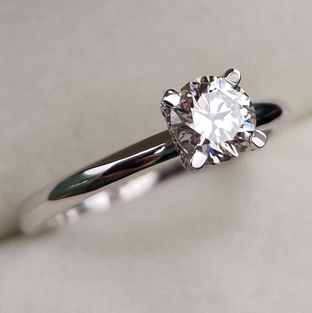 Сертификат IGI 0.59Ct VS2/J, EX-Cut Золотое кольцо с бриллиантом