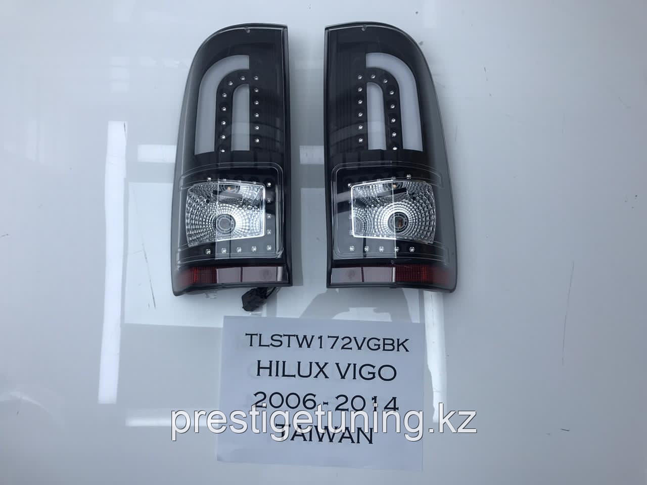 Задние фонари на Toyota Hilux 2005-15 Smoke color - фото 2 - id-p83615382
