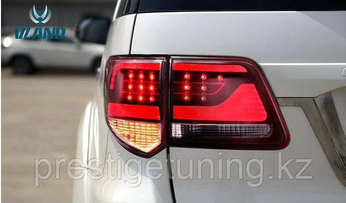 Задние фонари на Toyota Fortuner 2012-15 дизайн Land Cruiser (Красно-белый) - фото 6 - id-p99408194