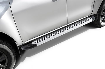 Пороги алюминиевые "Premium Silver" 2000 серебристые Toyota Hilux (2020-2022)