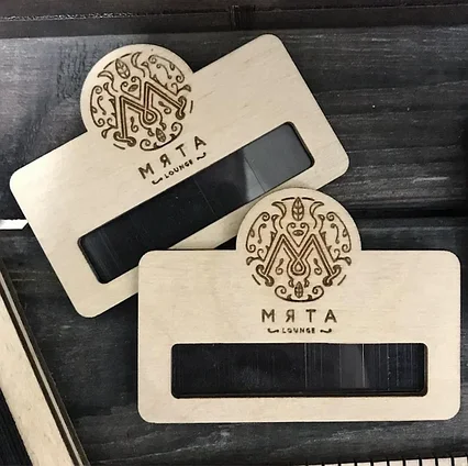 Деревянные бейджи с окошком на заказ / Булавка