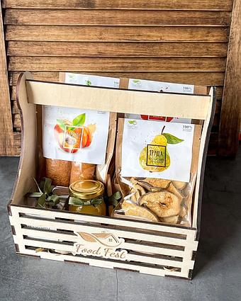 Деревянная корзина с логотипом компании