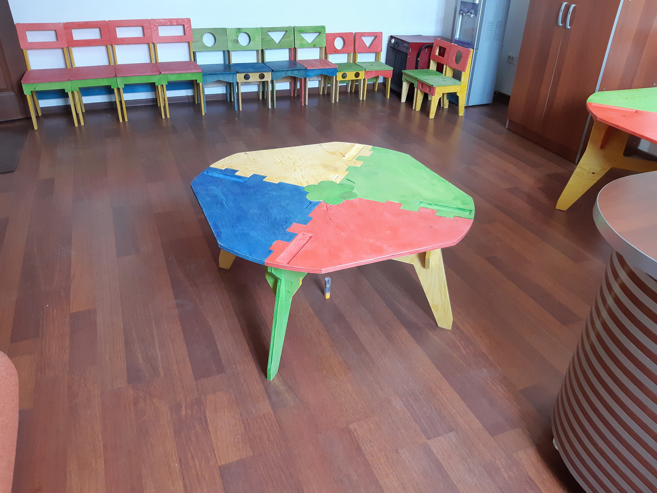 Детский столик из фанеры, "без единого гвоздя" (1-я группа, 4-х местный) - фото 1 - id-p99819621