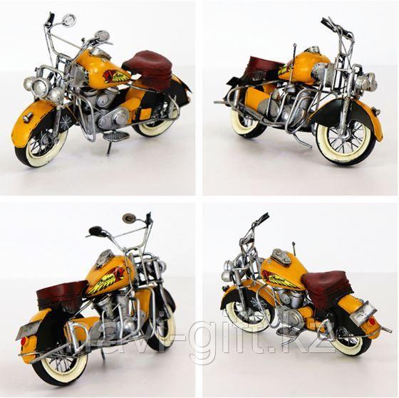 Ретро мотоцикл желтый, металлический