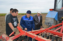 Наш коллектив работает не только в офисе , но и в поле с фермерами демонстрирует и помогает отладить технику.