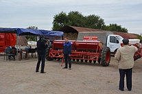Наш коллектив работает не только в офисе , но и в поле с фермерами демонстрирует и помогает отладить технику.