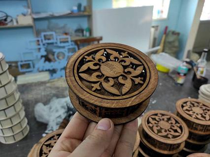 Деревянные коробки с лого компании на заказ