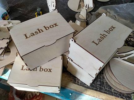 Коробки из дерева с логотипом компании