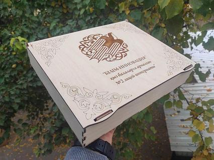 Коробки из фанеры с лого компании на заказ