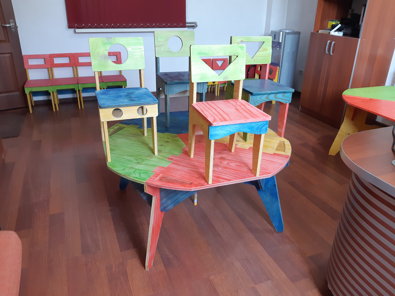 Комплект детский столик со стульями из фанеры, "без единого гвоздя" (2-я группа, 4-х местный) - фото 4 - id-p99928397