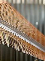Уголок пластиковый с сеткой