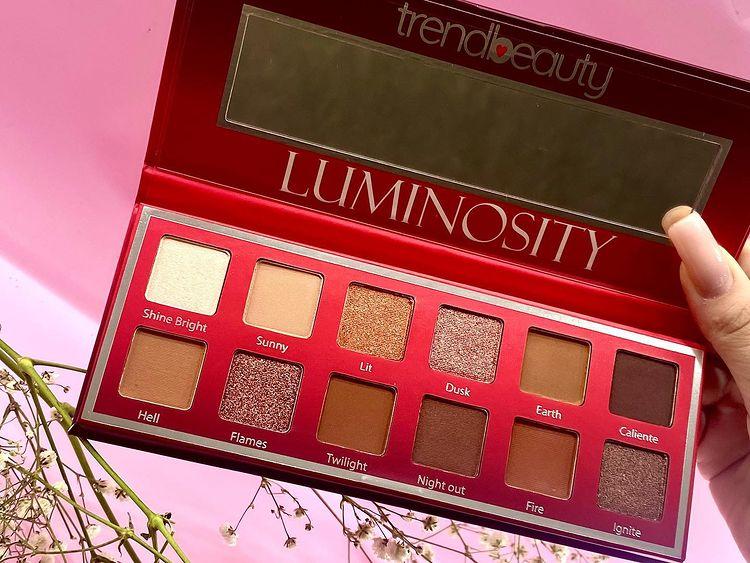 Палетка матовых и шимерных теней для век Luminosity Eyeshadow Palette