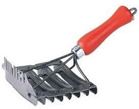 Металлическая скребница с расческой для гривы 12 х 12,5 см (Kerbl, Германия)