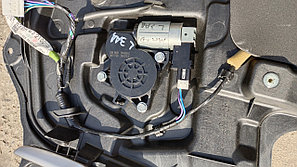 Стеклоподъёмник левый задний Mazda 3.