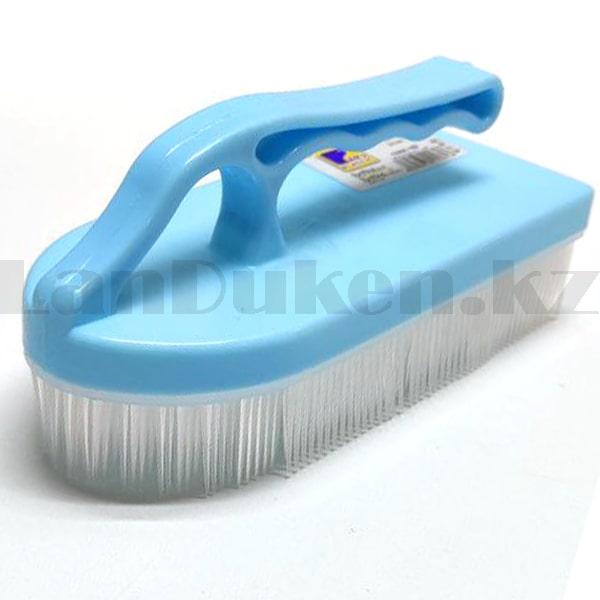 Щетка-утюг для чистки ковров пластиковыми щетинками ARJ plastic 150 голубая