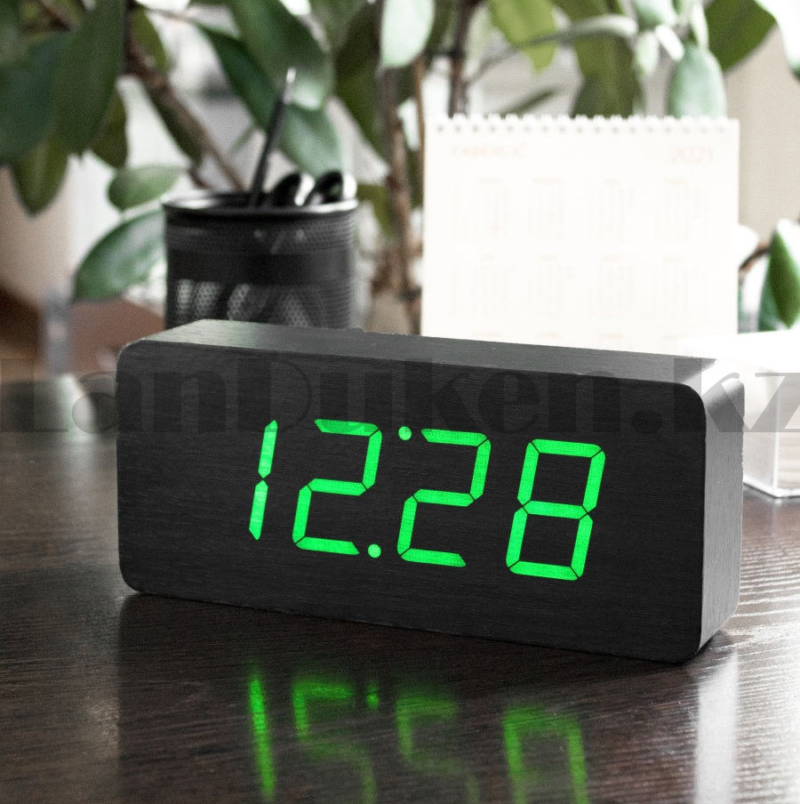 Настольные цифровые часы с будильником от сети и электрические с календарем под дерево черные 1259G - фото 1 - id-p100322289