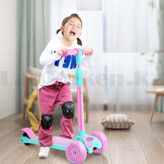 Детский самокат трехколесный складной с LED подсветкой колес с регулируемой ручкой Sport scooter розовый - фото 4 - id-p89023642