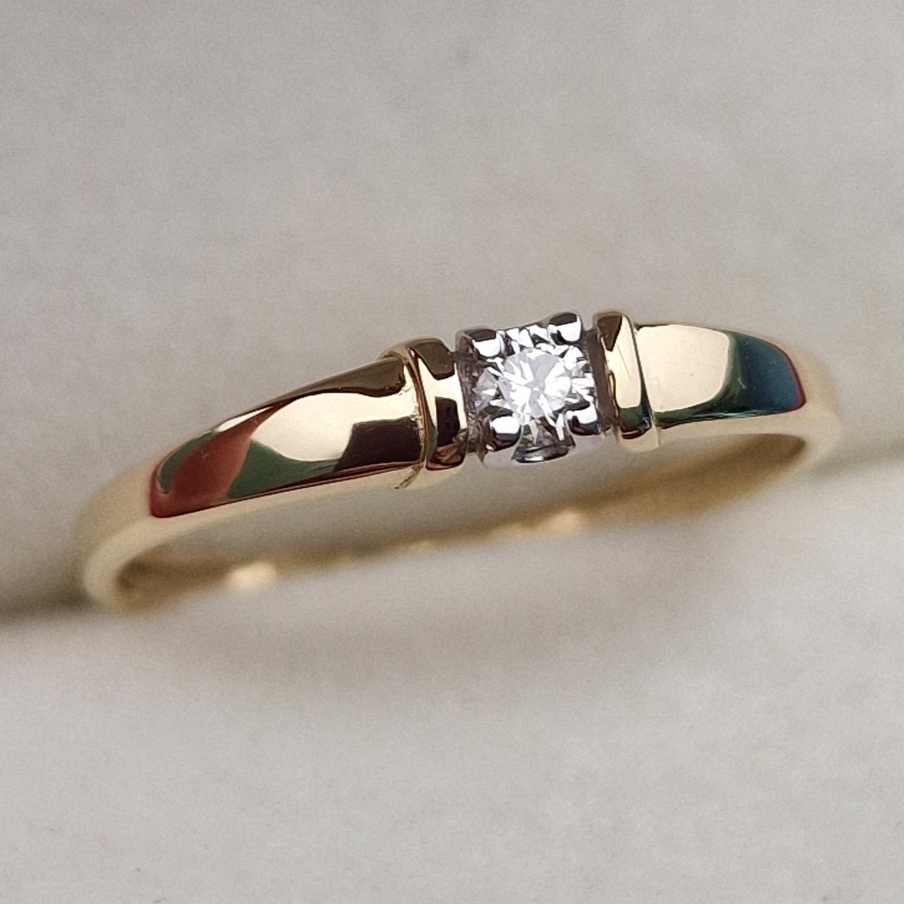 Золотое кольцо с бриллиантами 0.06Сt VS1/L, VG - Cut