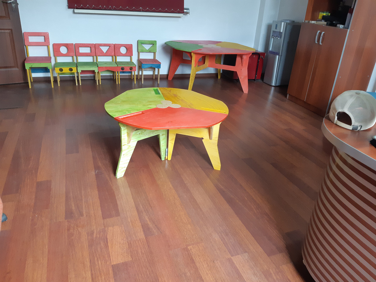 Детский столик из фанеры, "без единого гвоздя" (1-я группа, 3-х местный) - фото 1 - id-p100535136