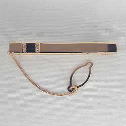 Позолоченный зажим для галстука с полосками фианитов и эмалью SOKOLOV 93090004 позолота