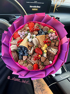 Шоколадный букет с ягодами