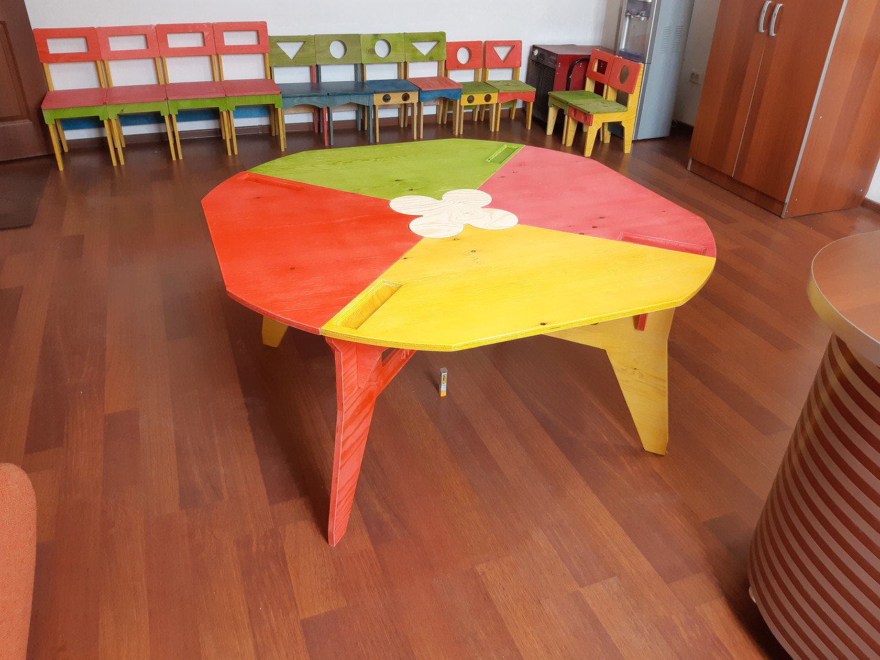 Детский столик из фанеры, "без единого гвоздя" (3-я группа, 3-х местный) - фото 3 - id-p100765362