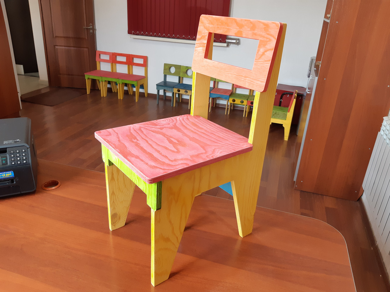 Детский столик из фанеры, "без единого гвоздя" (3-я группа, 3-х местный) - фото 4 - id-p100765362