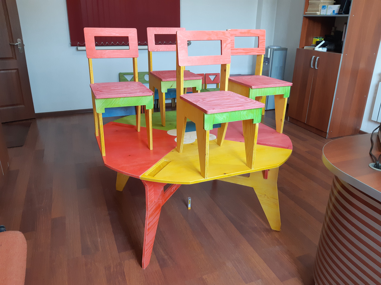 Комплект детский столик со стульями из фанеры, "без единого гвоздя" (3-я группа, 3-х местный)