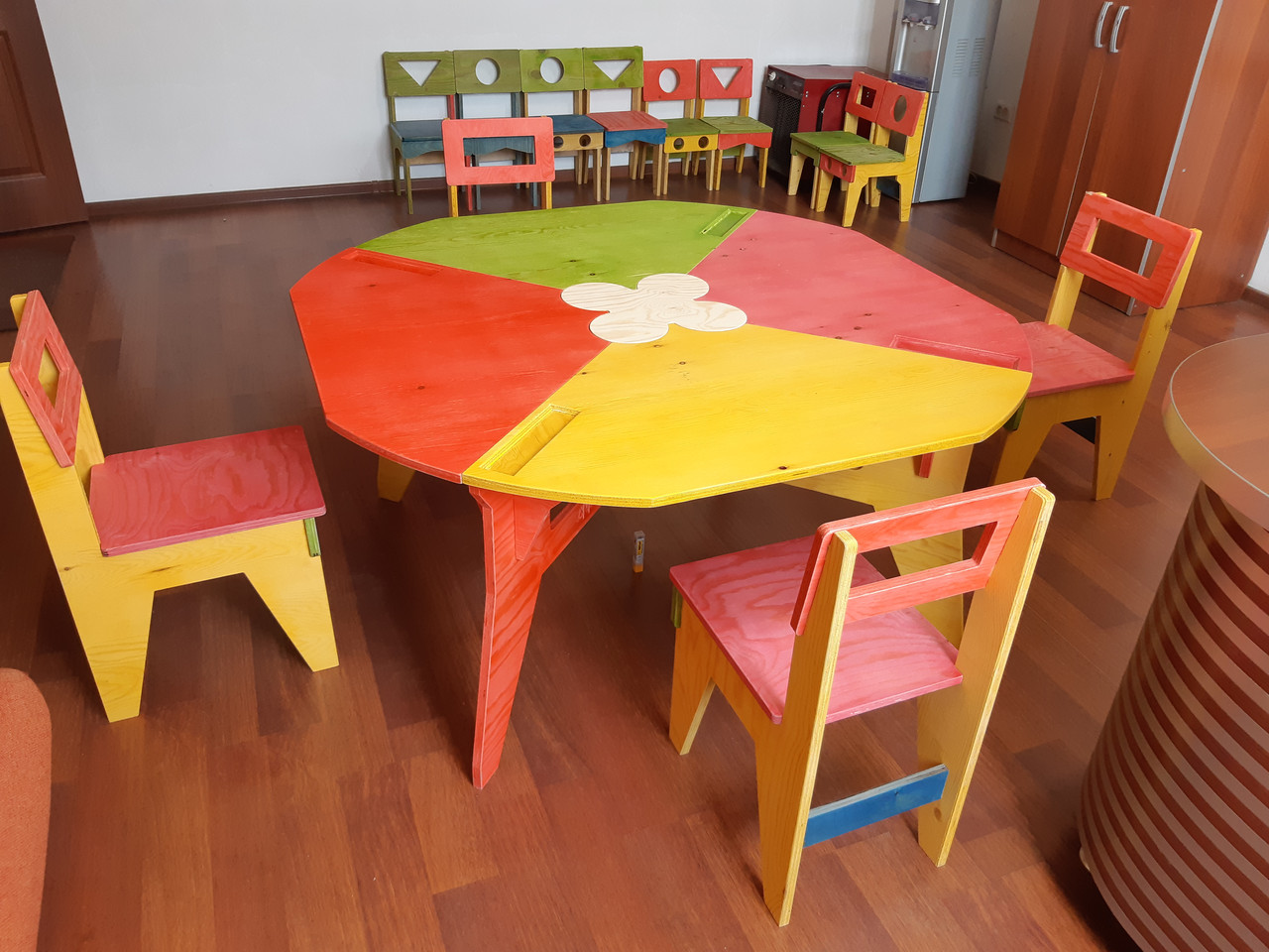 Комплект детский столик со стульями из фанеры, "без единого гвоздя" (3-я группа, 6-х местный)