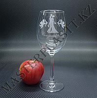 Гравировка логотипа на стакане