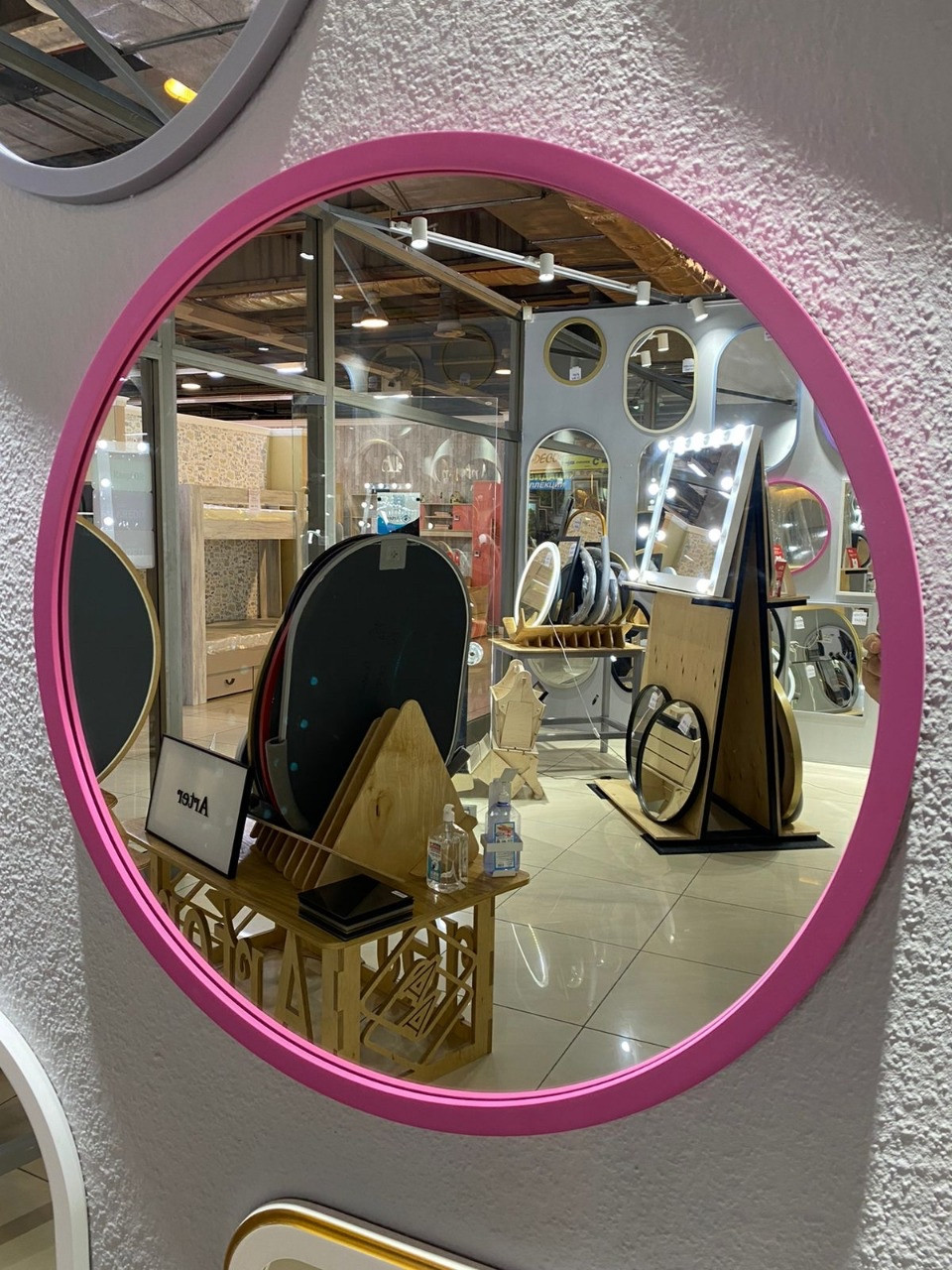 Зеркало круглое в розовой раме из МДФ d 540 мм