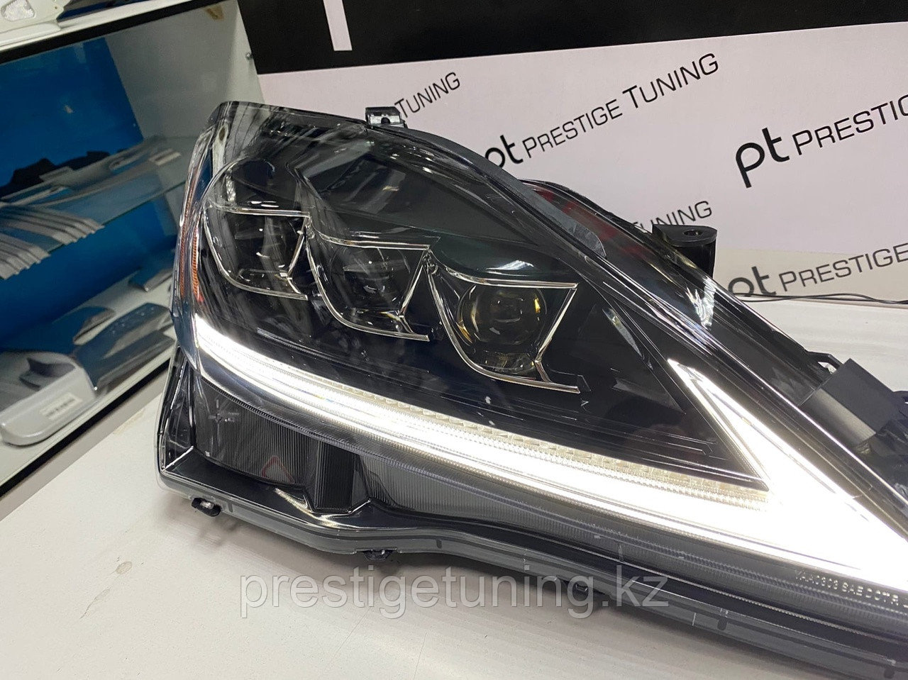 Передняя альтернативная оптика на Lexus IS 2006-12 дизайн LX (VLAND) - фото 5 - id-p58738683