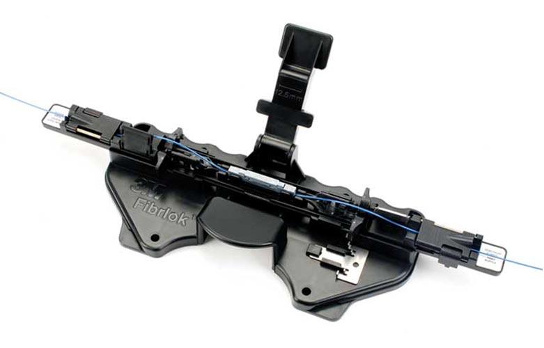7000031713 Fibrlok™ 2501-AS Инструмент: монтажный столик для соединения оптич. волокна, для углового