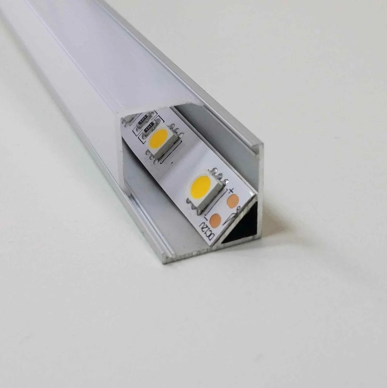 Алюминиевый профиль для подсветки в комплекте с рассеивателем (острый угол M1616 15,7х15,7 2M) - фото 2 - id-p101020833