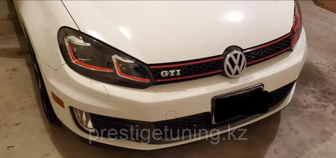 Передние фары на Volkswagen Golf 2008-12 (VI) дизайн GTI 7.5 (Красный цвет) - фото 7 - id-p101060399