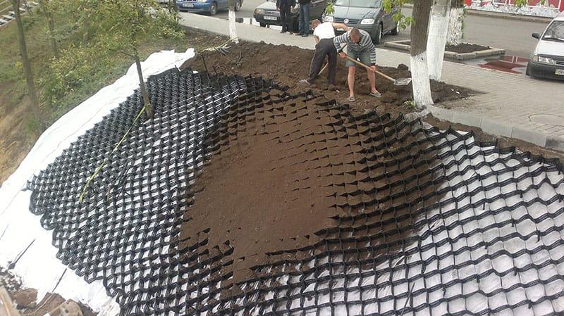 Укладка георешетки на крутых склонах мостов, набережных (id 101119516)