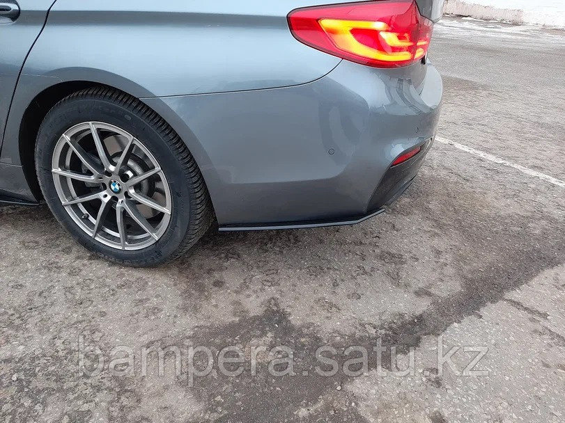 Накладки на задний бампер (черный глянцевый пластик) для BMW 5 серии G30 2017-2020 - фото 4 - id-p101167685