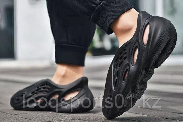 Кроссовки Adidas Yeezy Foam Runner Black - фото 2 - id-p101222173