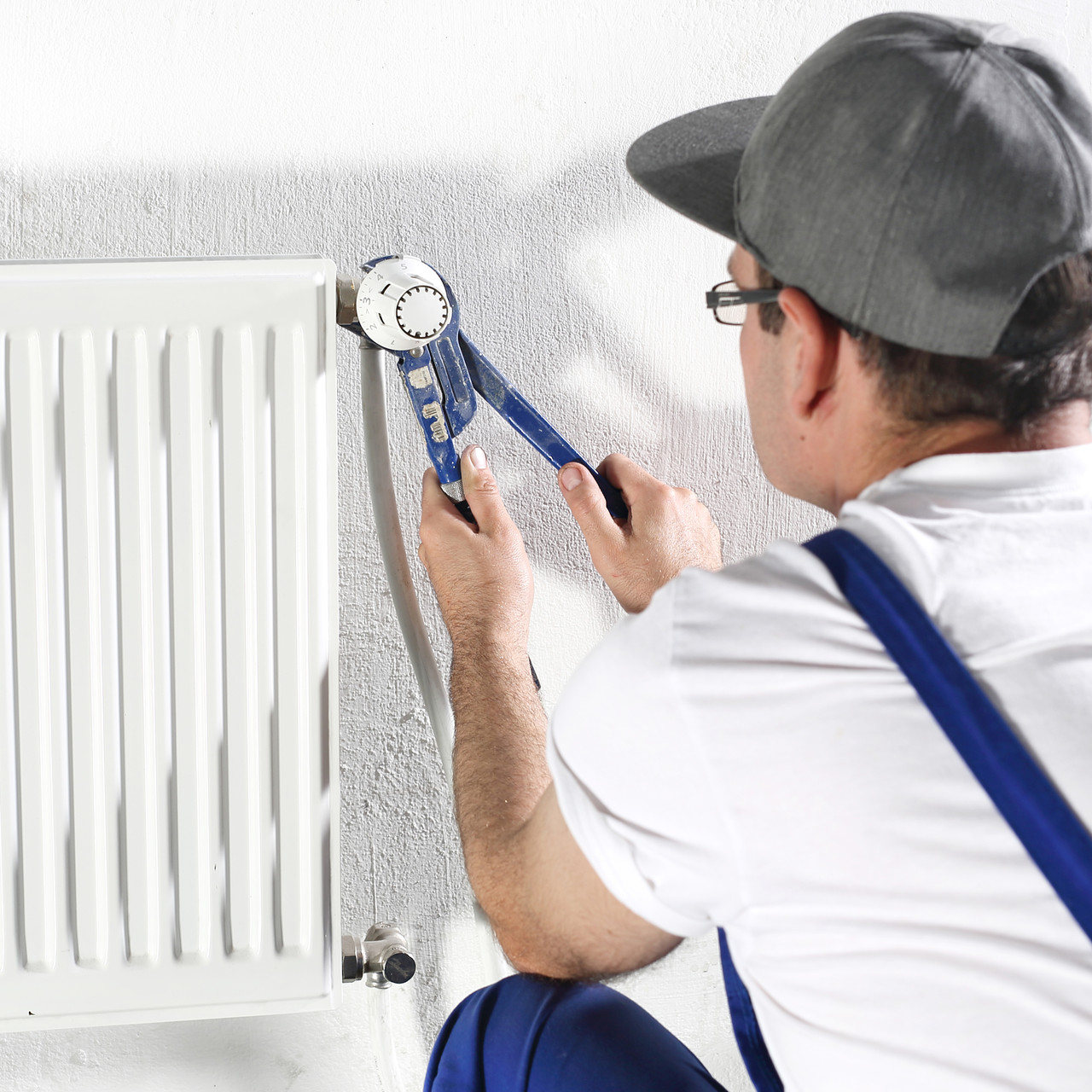 батарея отопления в многоквартирном доме. монтаж радиаторов отопления. замена радиатора управляющей компанией. капремонт отопления в многоквартирном. монтаж радиаторов отопления.