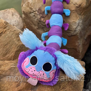 Жалаңаш қыздар жағажайда жігіттермен көңіл көтеруде