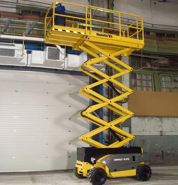 Самоходный ножничный электрический подъемник Compact 10 RTE
