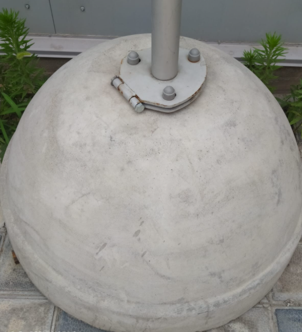 Основание для флагштока - бетонная сферическая тумба
