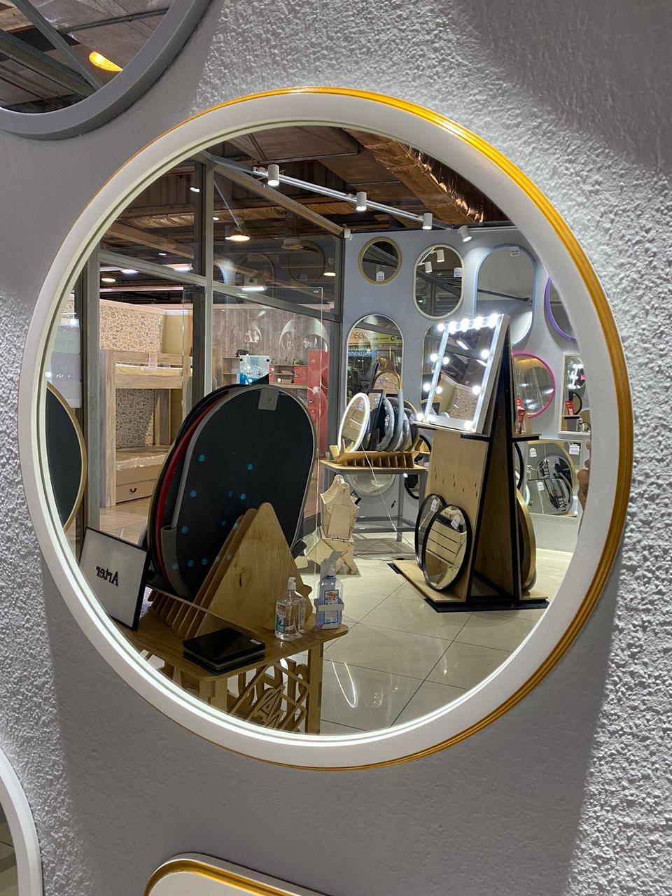 Зеркало в белой раме из МДФ с золотым кантом d 1000мм