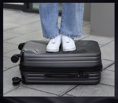 Прочный чемодан из поликарбоната Tourist средний