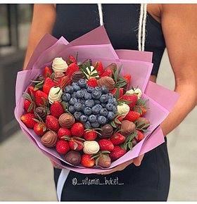 Клубника в шоколаде с голубикой М размер